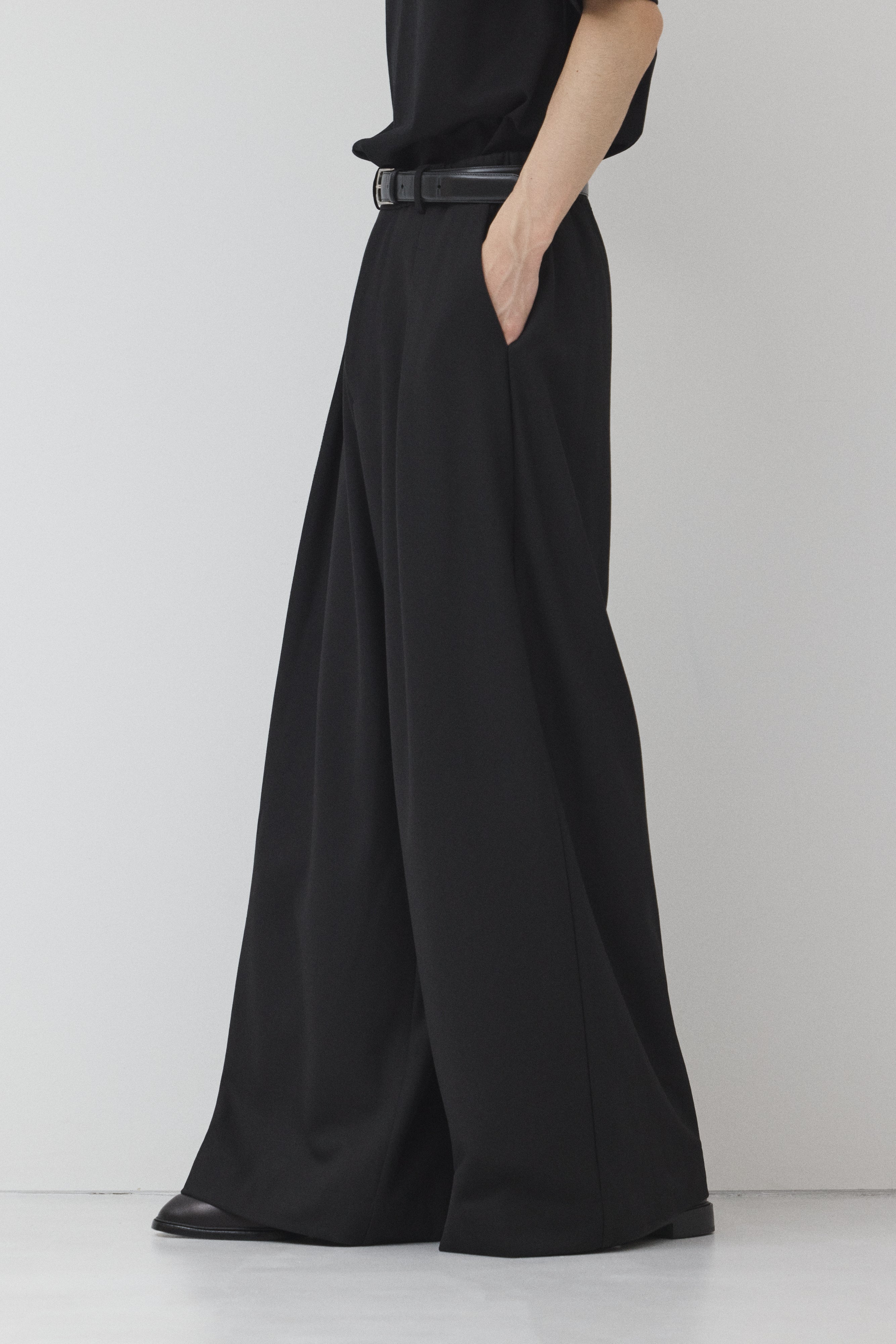 【BLACK】Wide Silhouette パンツ
