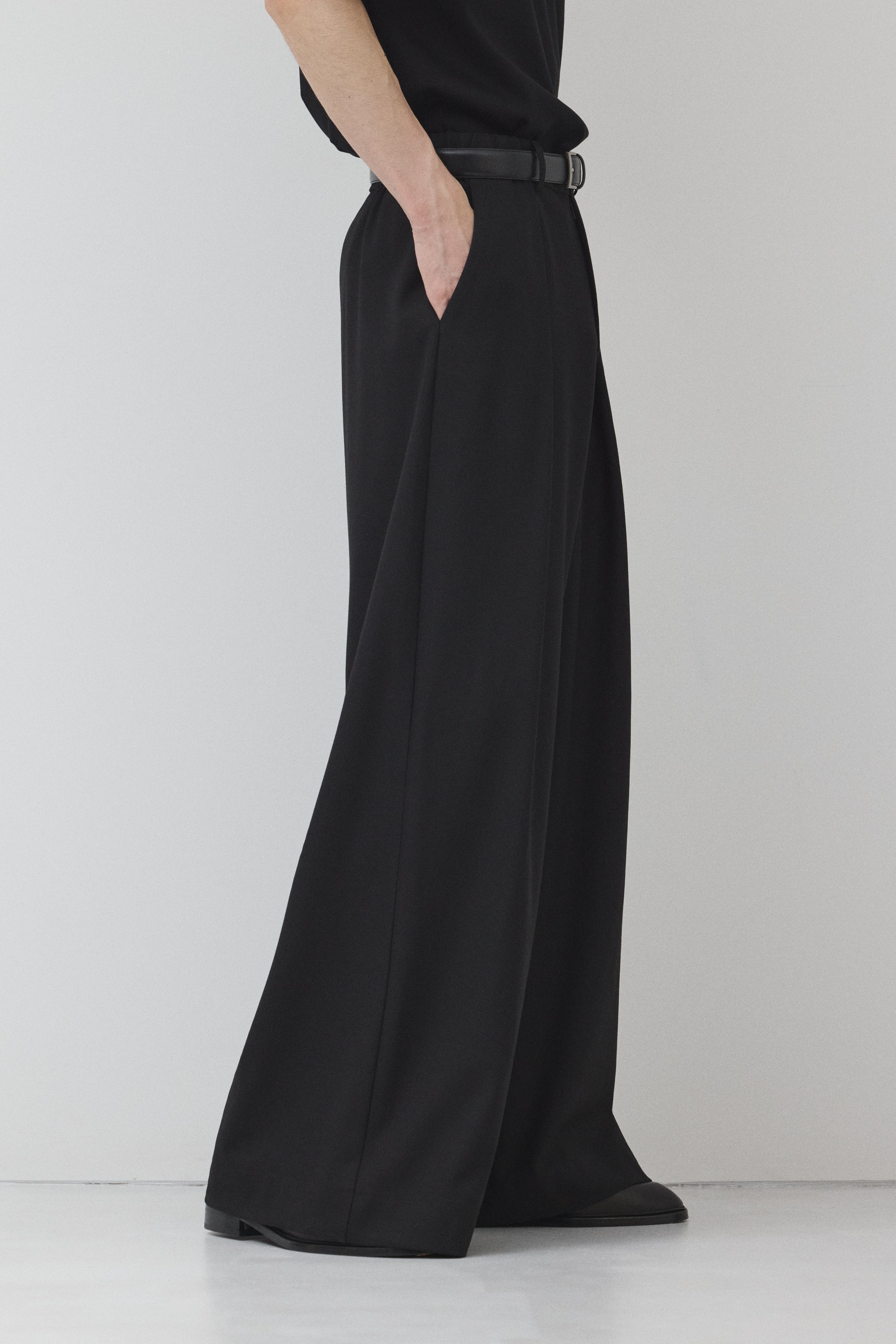 【BLACK】Wide Silhouette パンツ