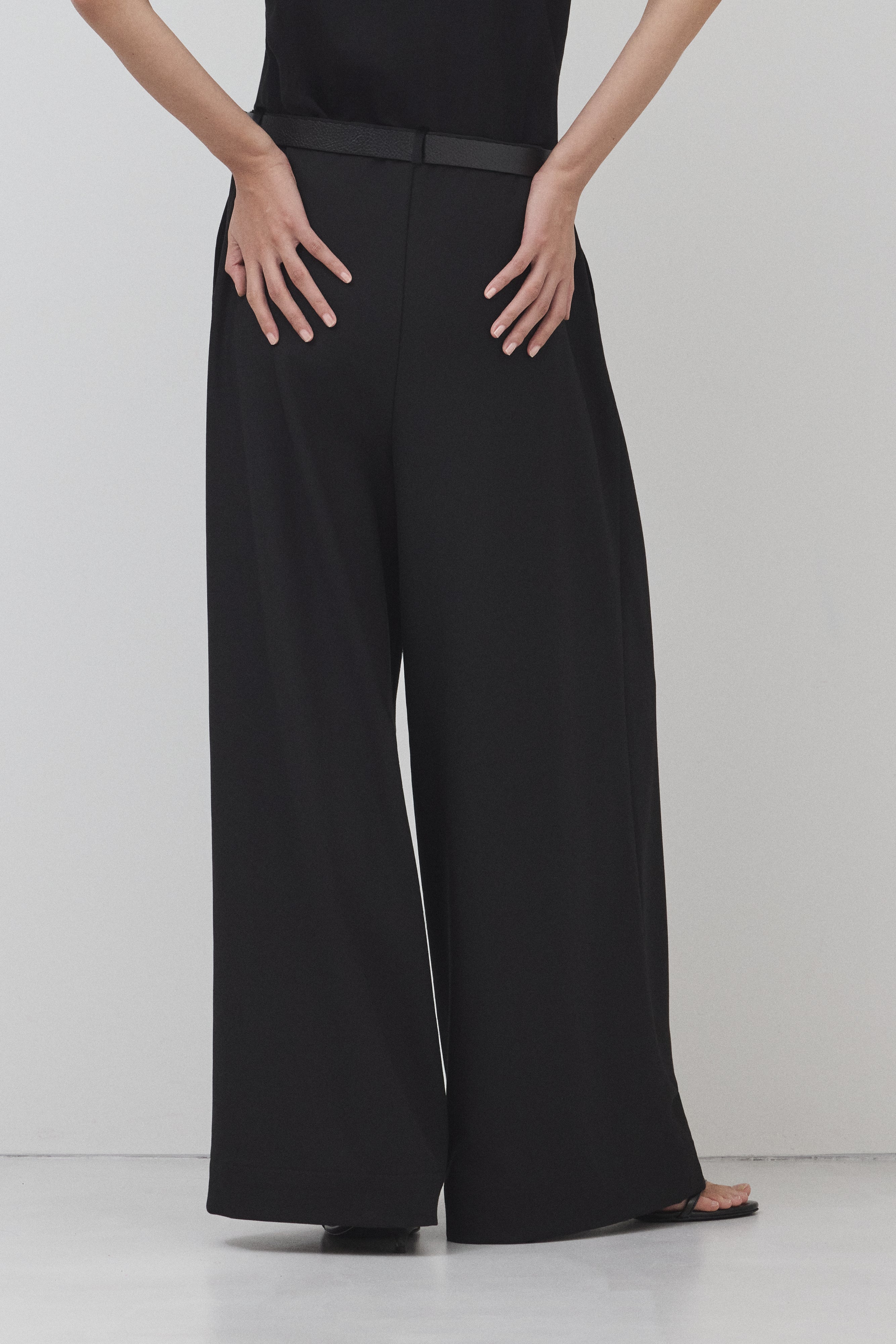 【BLACK】Wide Silhouette パンツ