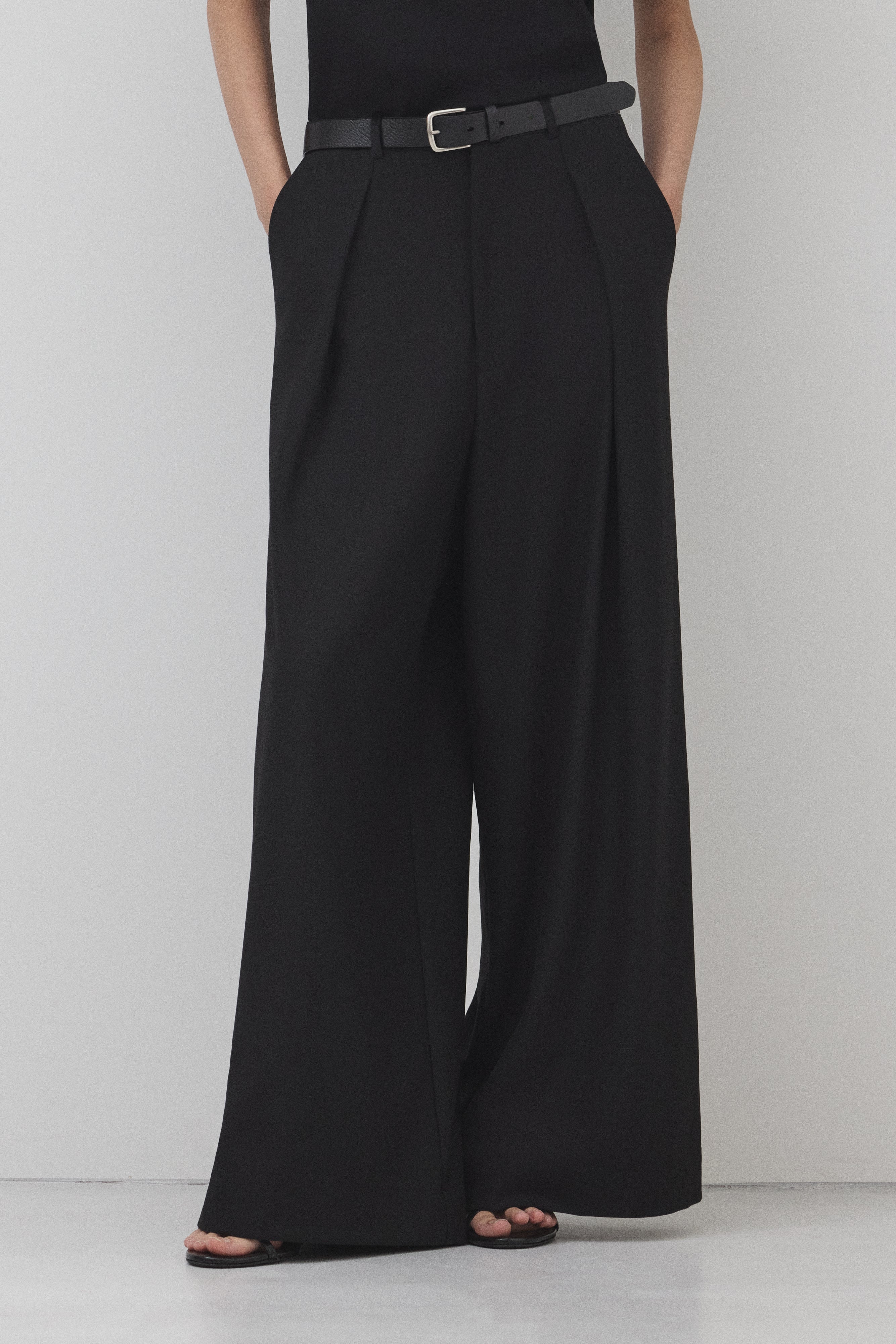 【BLACK】Wide Silhouette パンツ