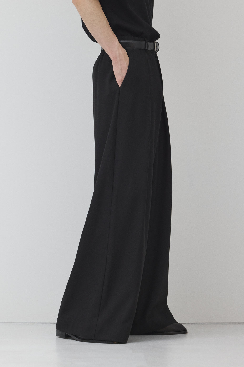 【BLACK】Wide Silhouette パンツ