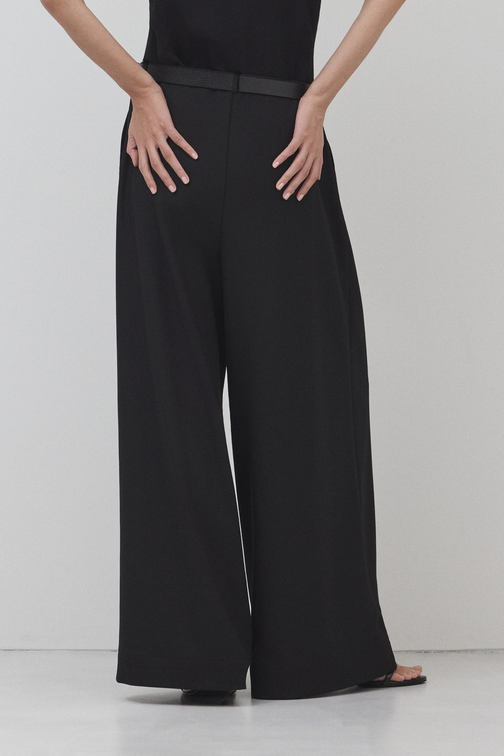 【BLACK】Wide Silhouette パンツ