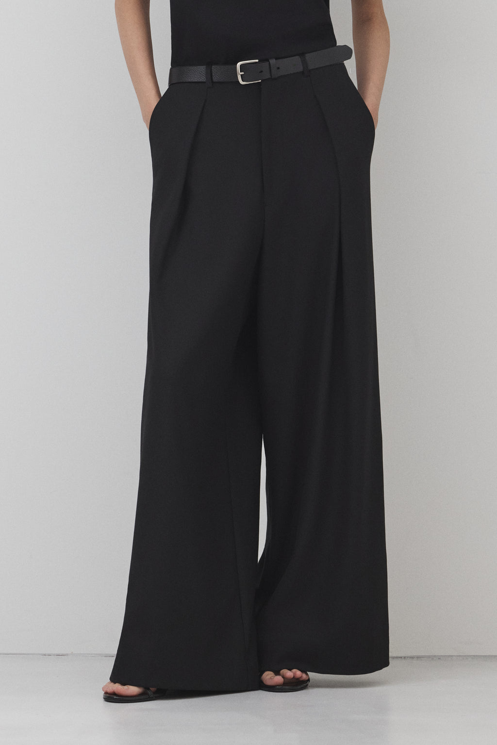 【BLACK】Wide Silhouette パンツ